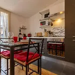 Unique & Strategic Flat, 50m From M4 Station דירה *