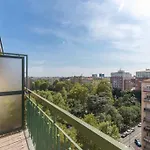 Unique & Strategic Flat, 50m From M4 Station דירה