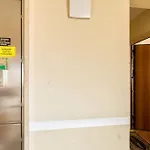 Unique & Strategic Flat, 50m From M4 Station דירה *