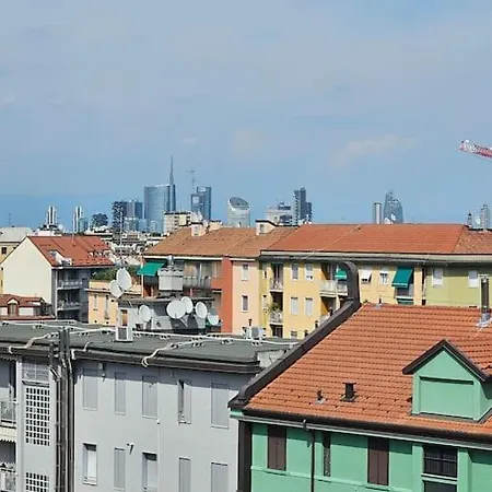 Unique & Strategic Flat, 50m From M4 Station Apartment
