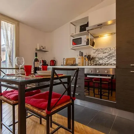 Unique & Strategic Flat, 50m From M4 Station Apartment *