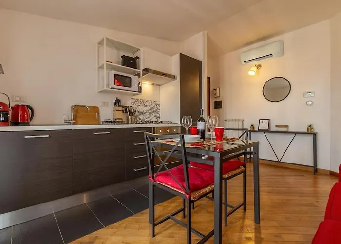 Unique & Strategic Flat, 50m From M4 Station