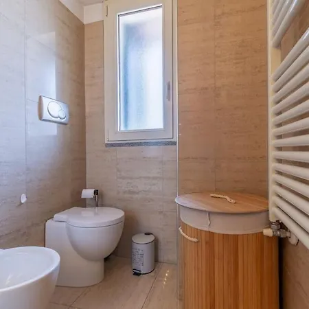 Unique & Strategic Flat, 50m From M4 Station דירה