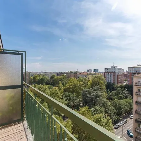 Unique & Strategic Flat, 50m From M4 Station דירה