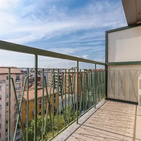 Unique & Strategic Flat, 50m From M4 Station דירה *
